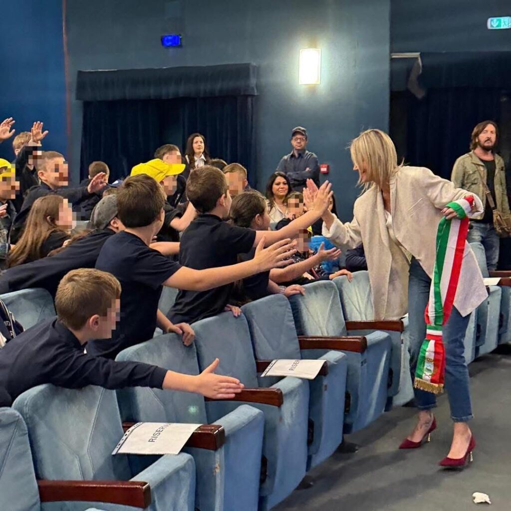 Al Gesualdo una lezione di ecologia per i più piccoli Con Record e Recordina e gli alunni delle scuole primarie, il teatro si riempie di entusiasmo e sostenibilità