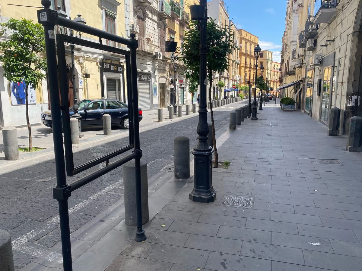 Raid vandalico in via Roma, sottratto un pannello decorativo: indignazione a Torre del Greco