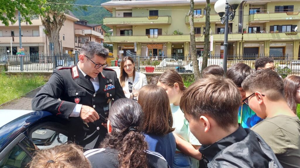 MONTEFORTE IRPINO. “Avete il diritto di essere felici”: l’Arma dei Carabinieri incontra gli studenti per parlare di legalità, bullismo e sicurezza digitale