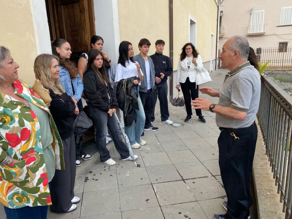 Torre del Greco, studenti spagnoli in visita al Palazzo Baronale: accoglienza tra cultura, storia e amicizia
