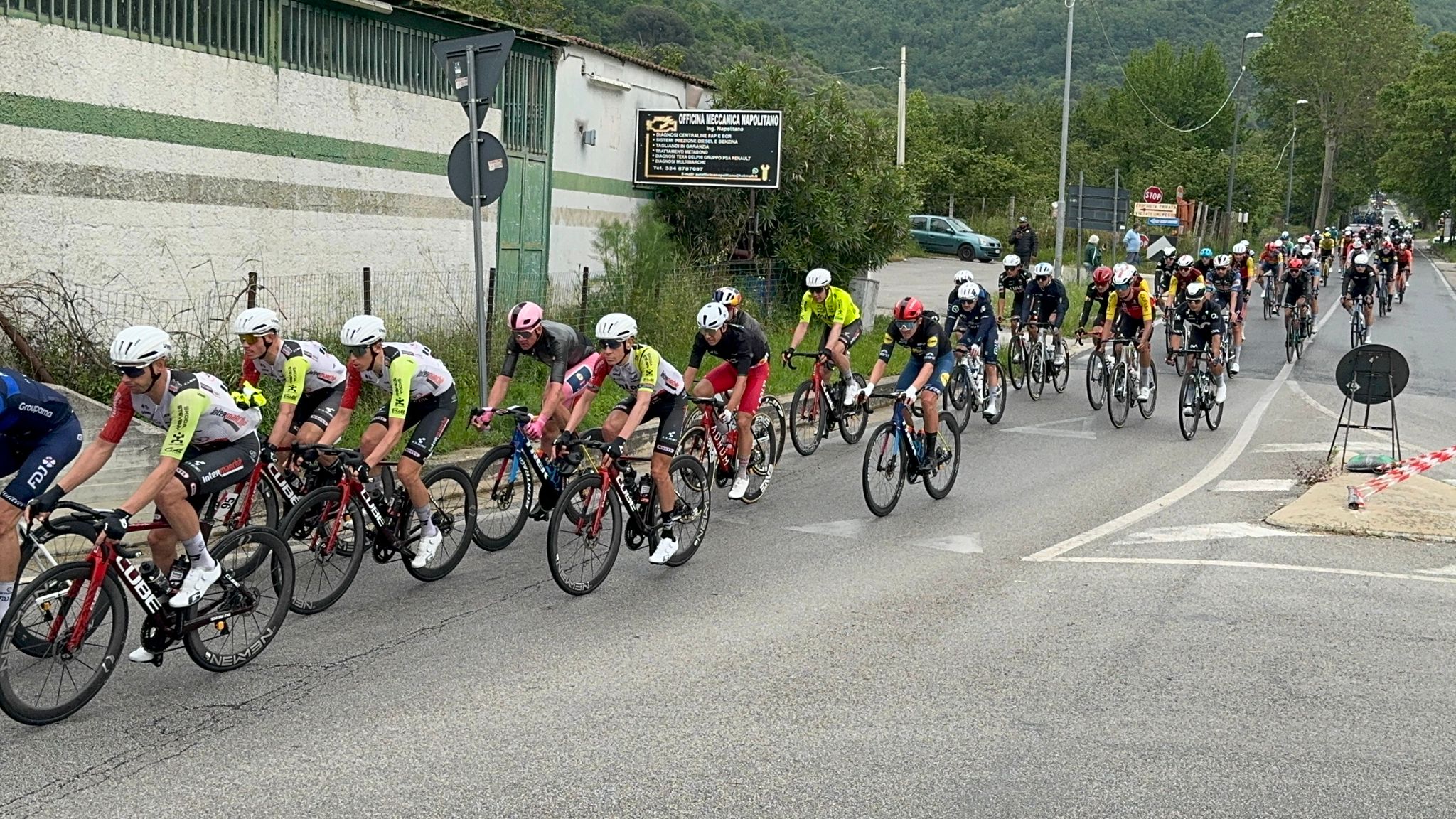 Giro d’Italia 2025, sesta tappa segnata da una maxi caduta: Groves vince a Napoli, Pedersen resta in maglia rosa