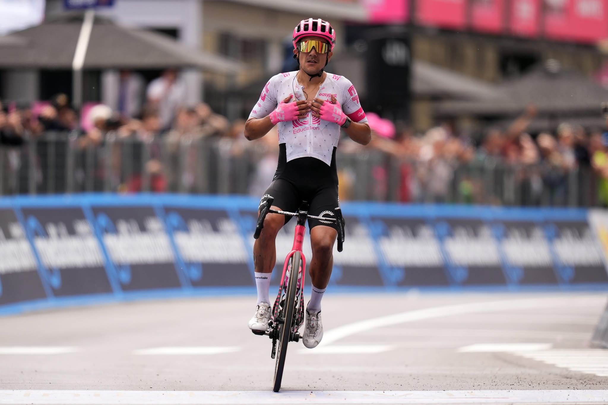 Carapaz torna a vincere al Giro, Del Toro consolida la maglia rosa. Fortunato re delle salite