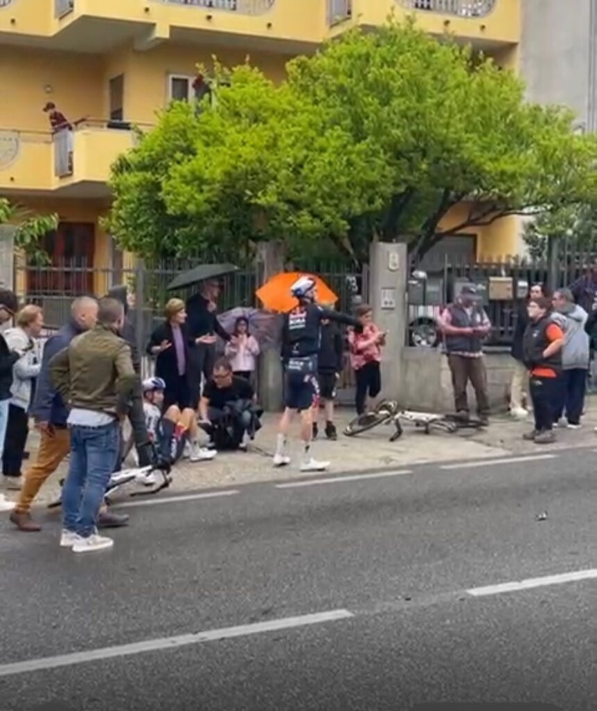Baiano, rovinosa caduta al Giro d’Italia: coinvolta anche una spettatrice
