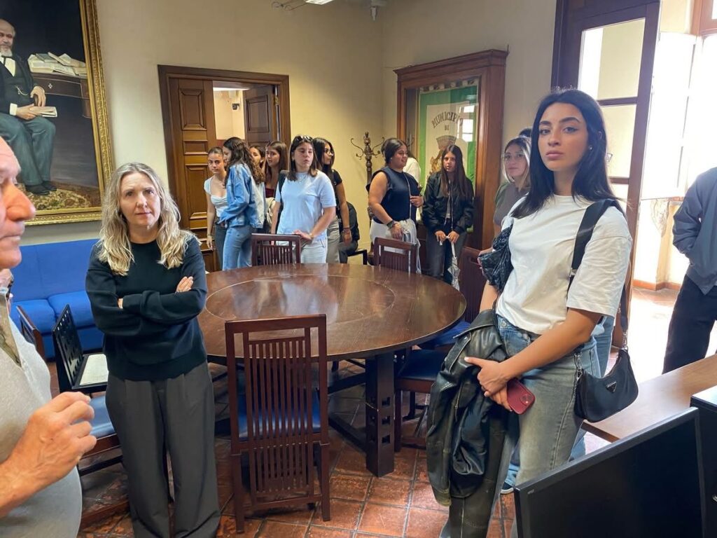 Torre del Greco, studenti spagnoli in visita al Palazzo Baronale: accoglienza tra cultura, storia e amicizia