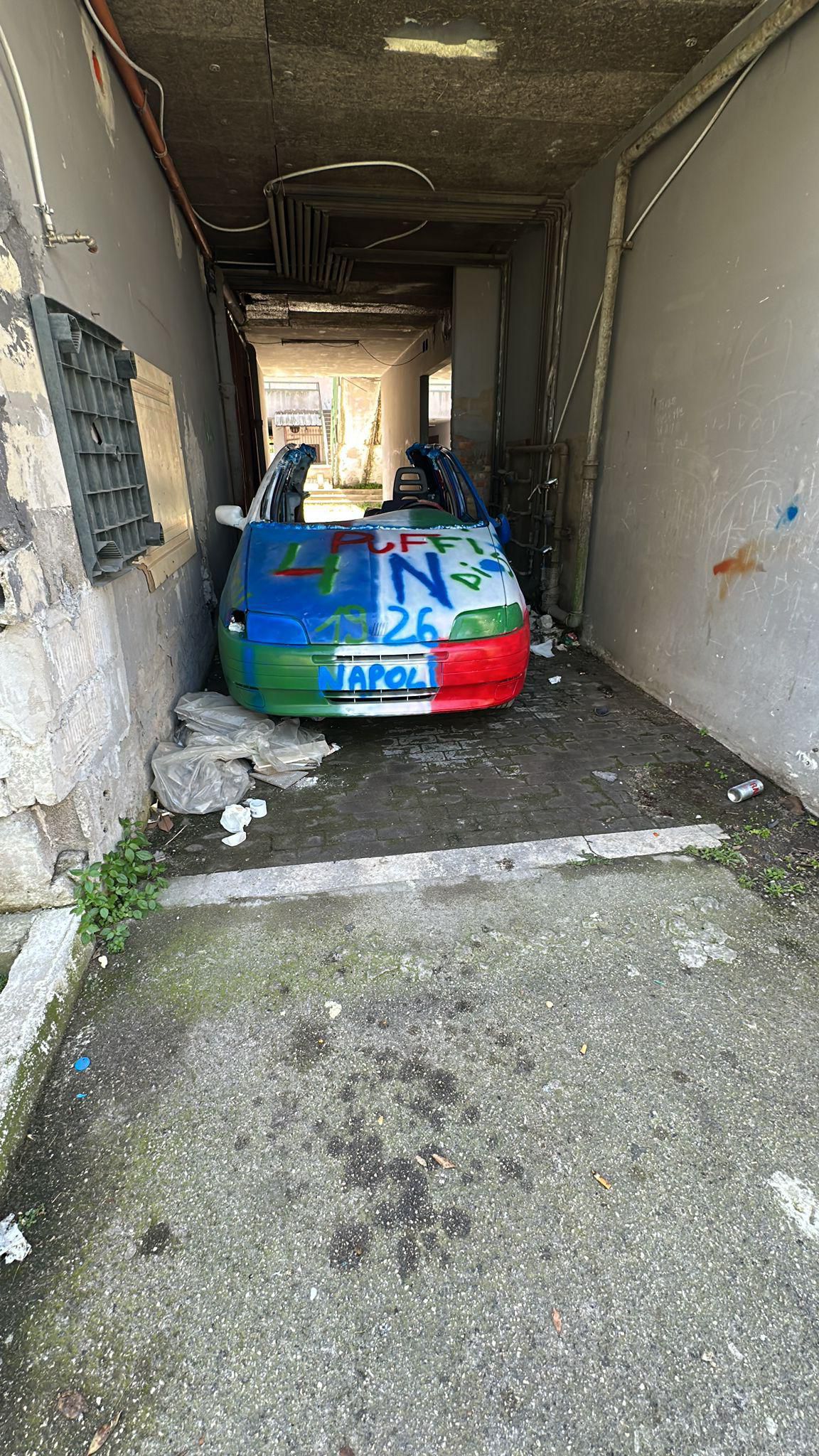 Asino travestito da mascotte del Napoli e armi nei circoli: blitz dei carabinieri tra Scampia e Forcella