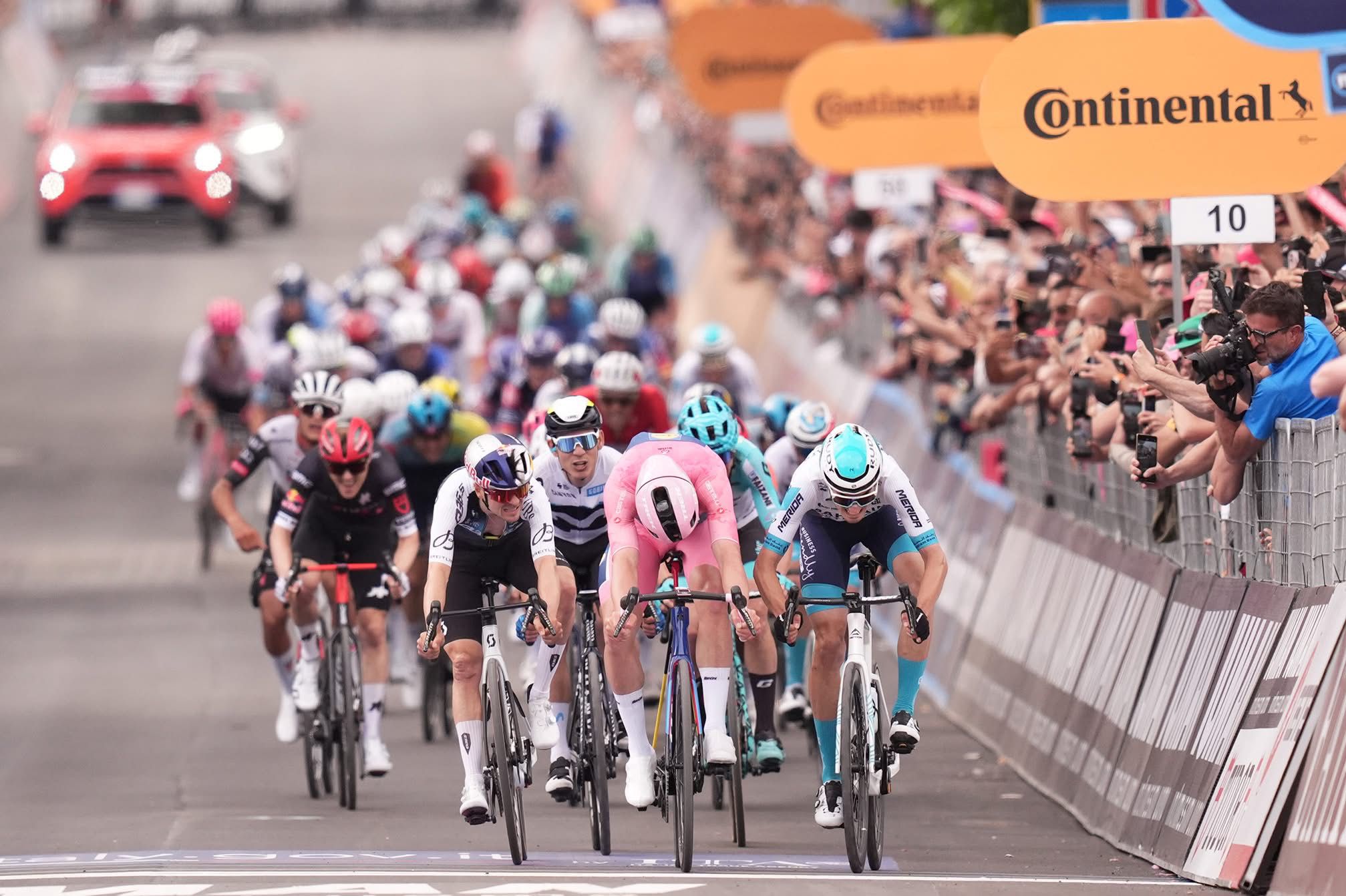 Giro d’Italia, Pedersen trionfa a Matera: terzo sigillo e maglia rosa salda. Zambanini sfiora l’impresa