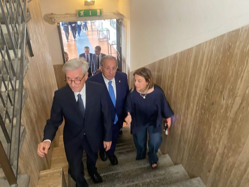 Torre del Greco, omaggio al preside Giuseppe Ciavolino: scoperto il busto al liceo artistico con la presenza del prefetto Di Bari