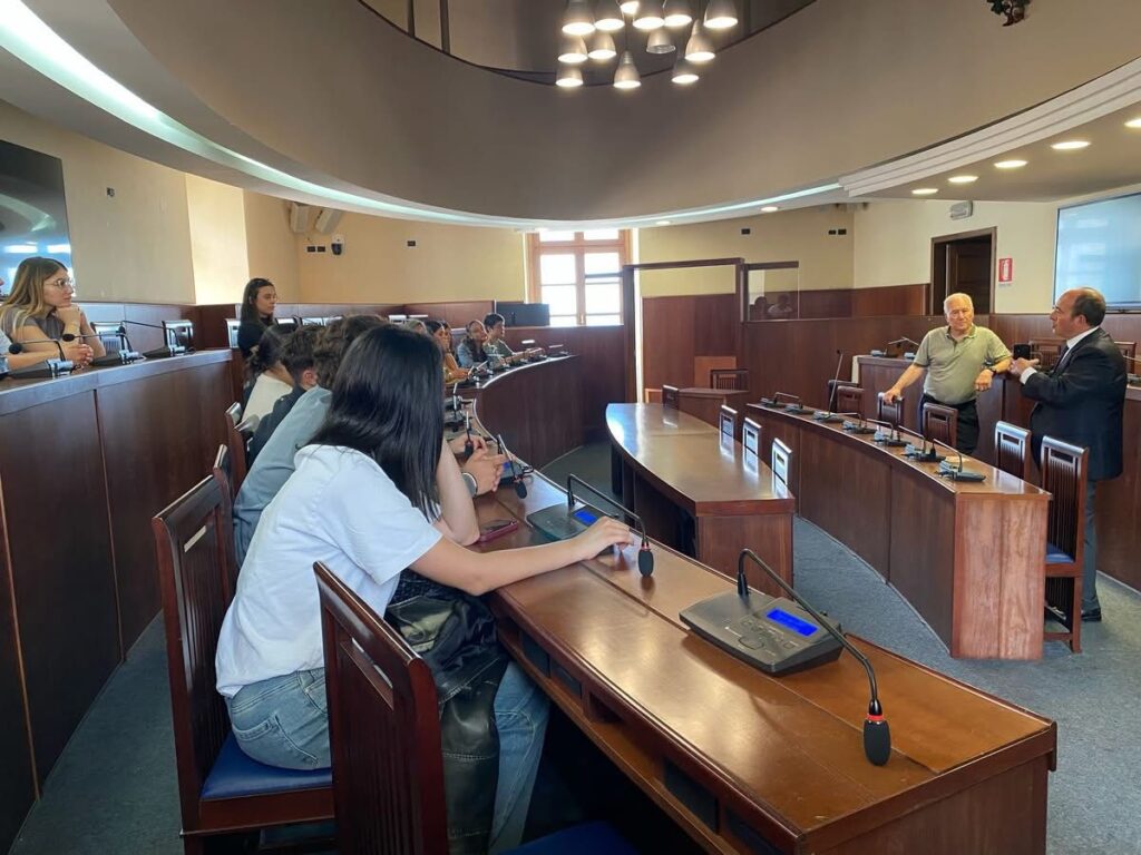 Torre del Greco, studenti spagnoli in visita al Palazzo Baronale: accoglienza tra cultura, storia e amicizia