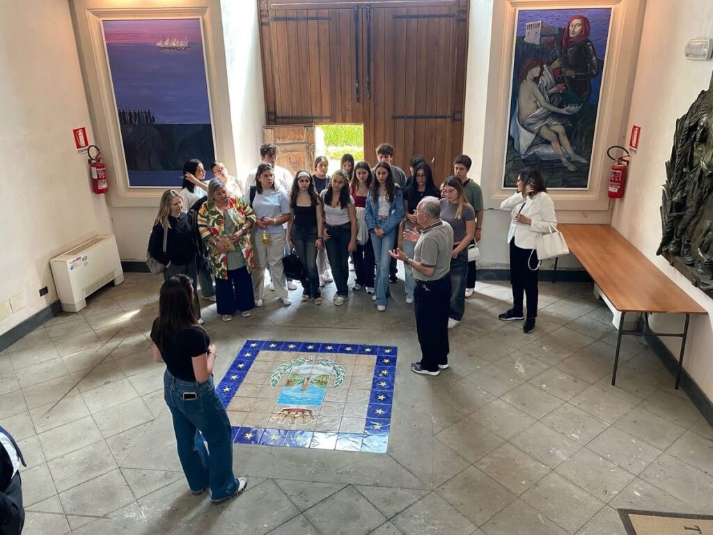 Torre del Greco, studenti spagnoli in visita al Palazzo Baronale: accoglienza tra cultura, storia e amicizia