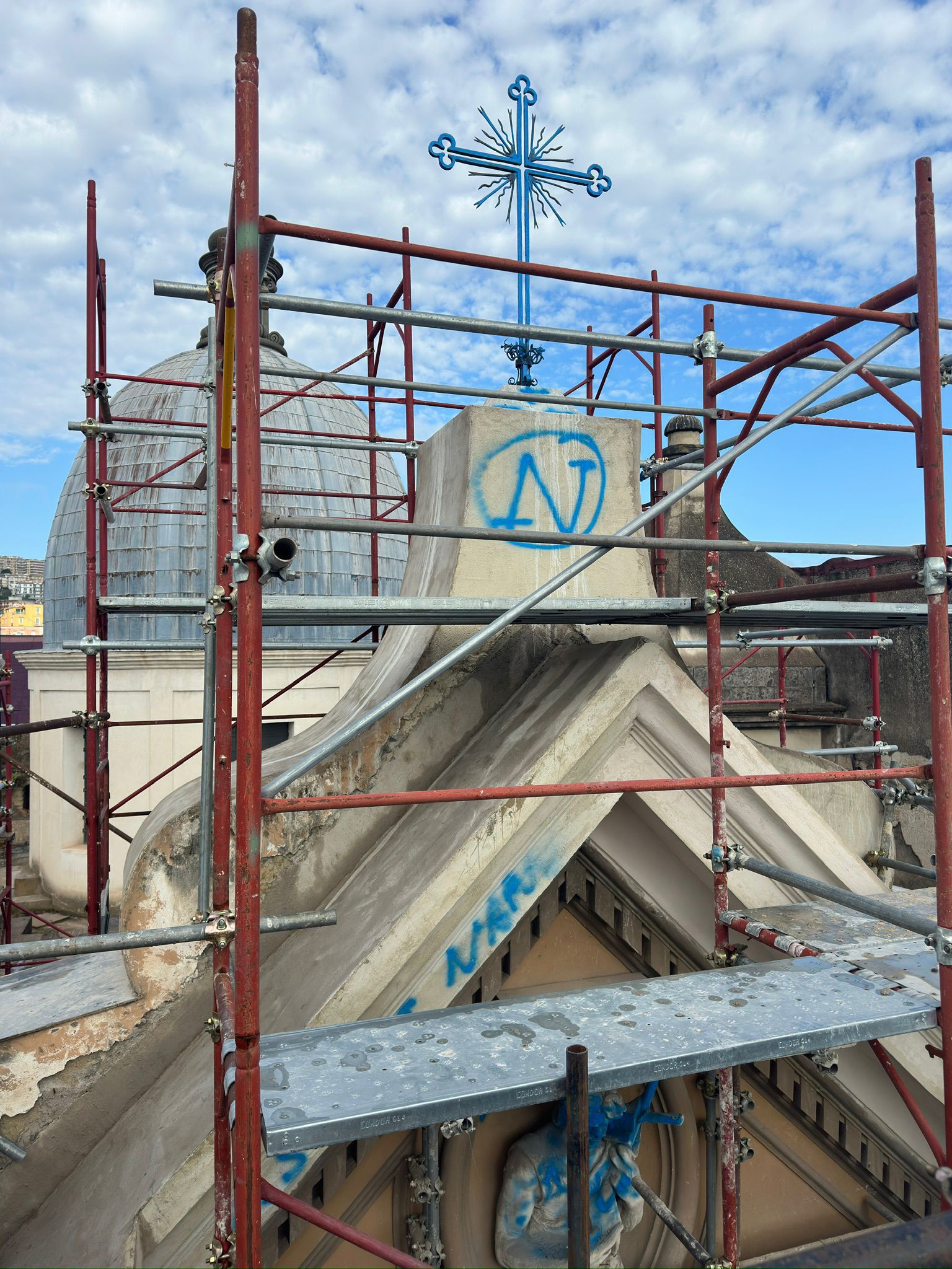 “Graffiti d’autore… sul sacro: milanese arrestato mentre scambia chiesa per muro urbano”