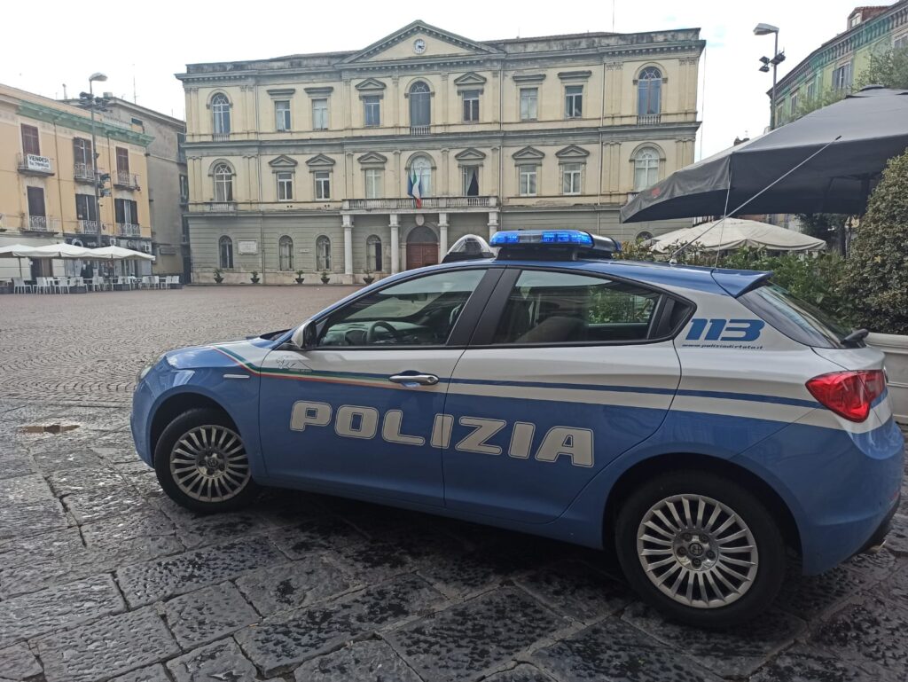 Nola, irrompe in casa dell’ex e la aggredisce davanti ai figli: arrestato 43enne