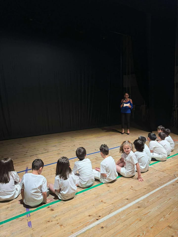 Festa di Fine Anno alla Scuola dell’Infanzia La Girandola di Sirignano: un Viaggio tra Colori, Emozioni e Tradizioni