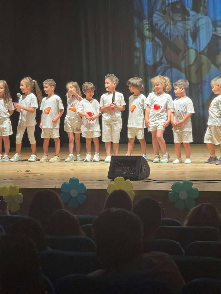 Festa di Fine Anno alla Scuola dell’Infanzia La Girandola di Sirignano: un Viaggio tra Colori, Emozioni e Tradizioni