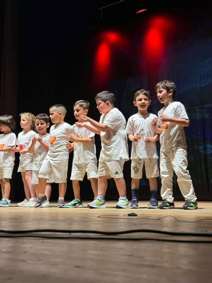 Festa di Fine Anno alla Scuola dell’Infanzia La Girandola di Sirignano: un Viaggio tra Colori, Emozioni e Tradizioni