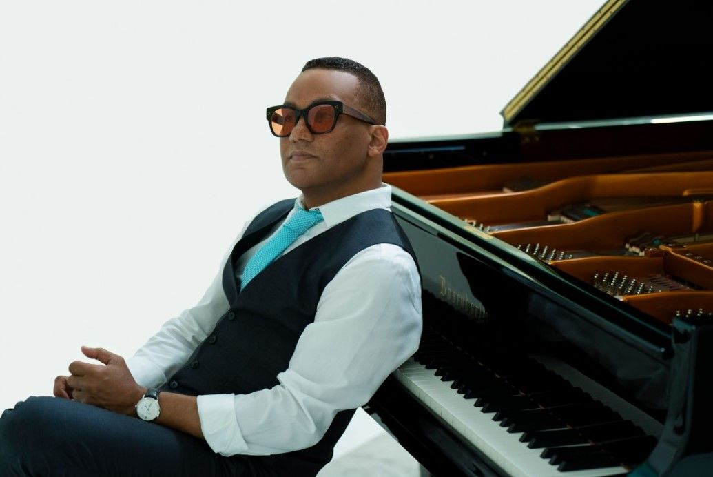 Gonzalo Rubalcaba apre il Pomigliano Jazz 2025 con un omaggio a Pino Daniele: “For Pino” debutta all’Anfiteatro di Avella