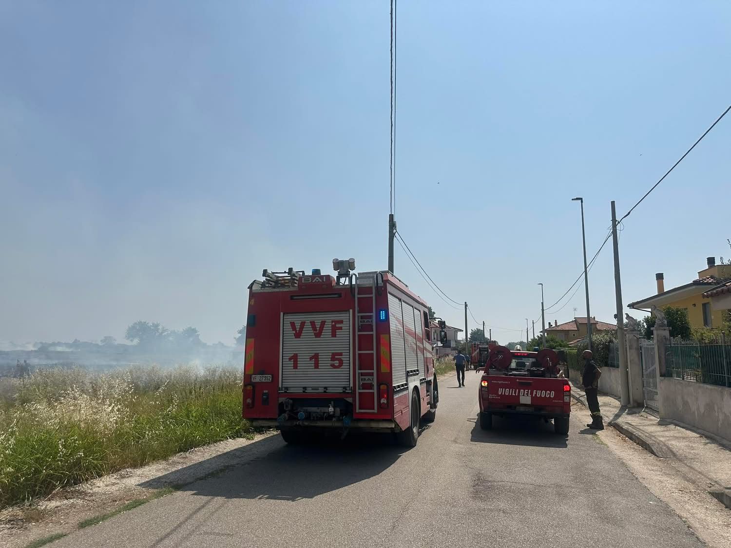 Cellole, incendio minaccia le abitazioni: fiamme domate grazie all’intervento eroico delle forze dell’ordine e della Protezione Civile.(foto)