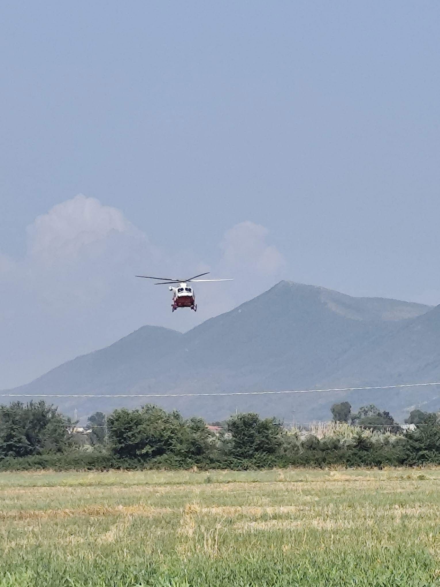 Cellole, incendio minaccia le abitazioni: fiamme domate grazie all’intervento eroico delle forze dell’ordine e della Protezione Civile.(foto)