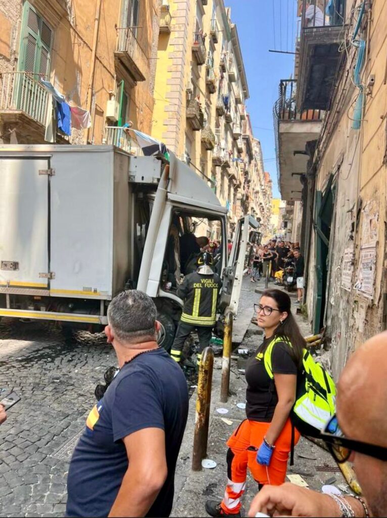Napoli, camion frigo fuori controllo si schianta contro un muro ai Quartieri Spagnoli: sfiorata la tragedia.(foto)