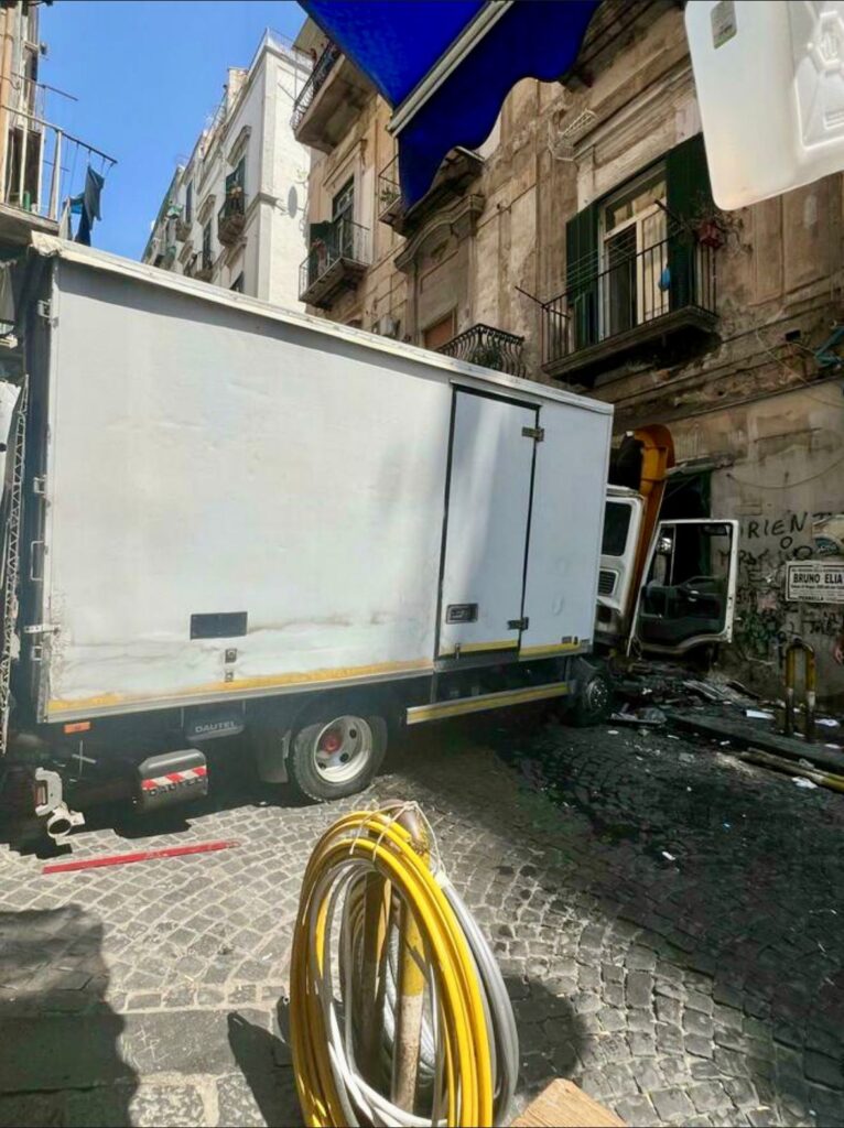 Napoli, camion frigo fuori controllo si schianta contro un muro ai Quartieri Spagnoli: sfiorata la tragedia.(foto)