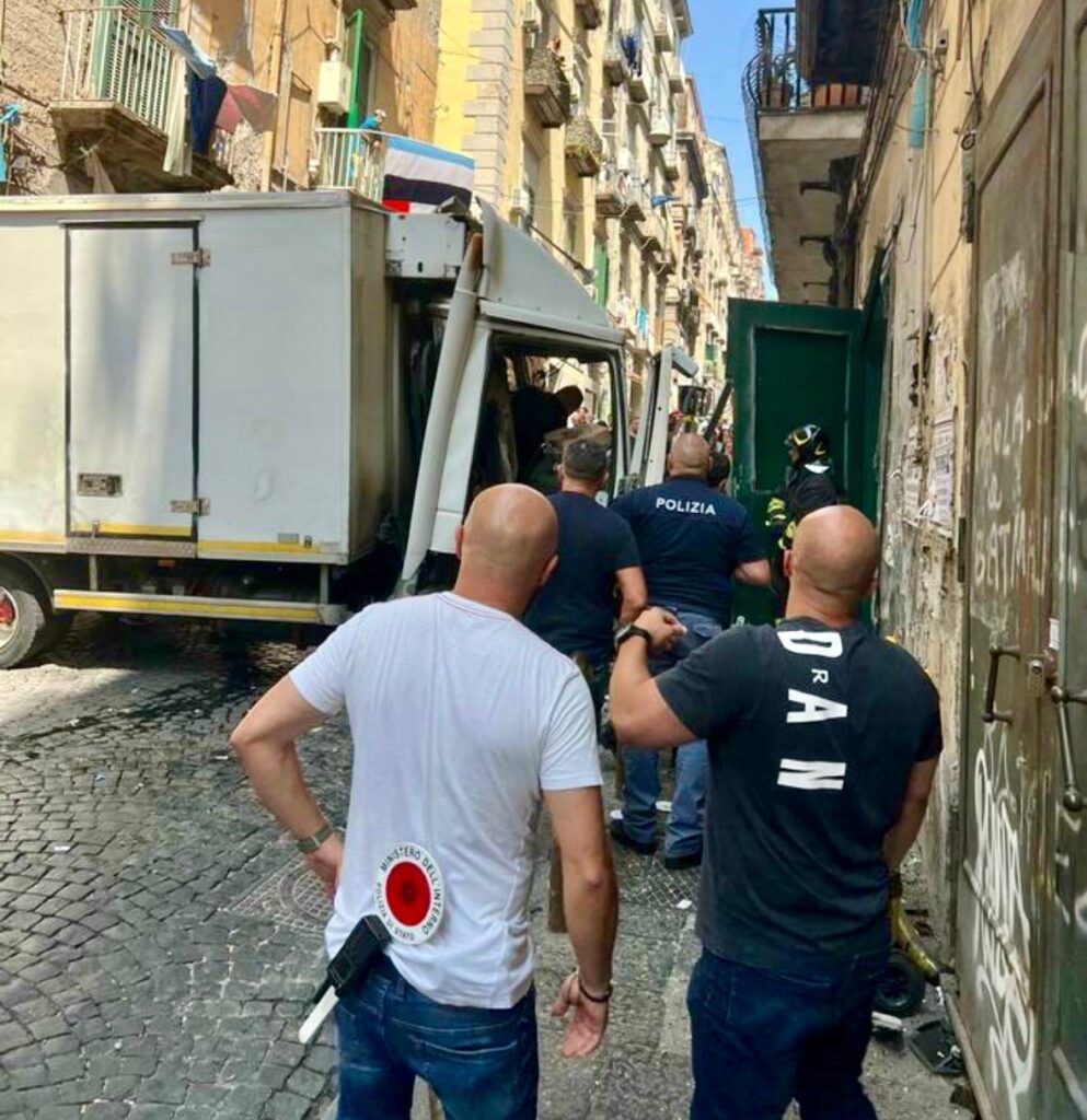 Napoli, camion frigo fuori controllo si schianta contro un muro ai Quartieri Spagnoli: sfiorata la tragedia.(foto)