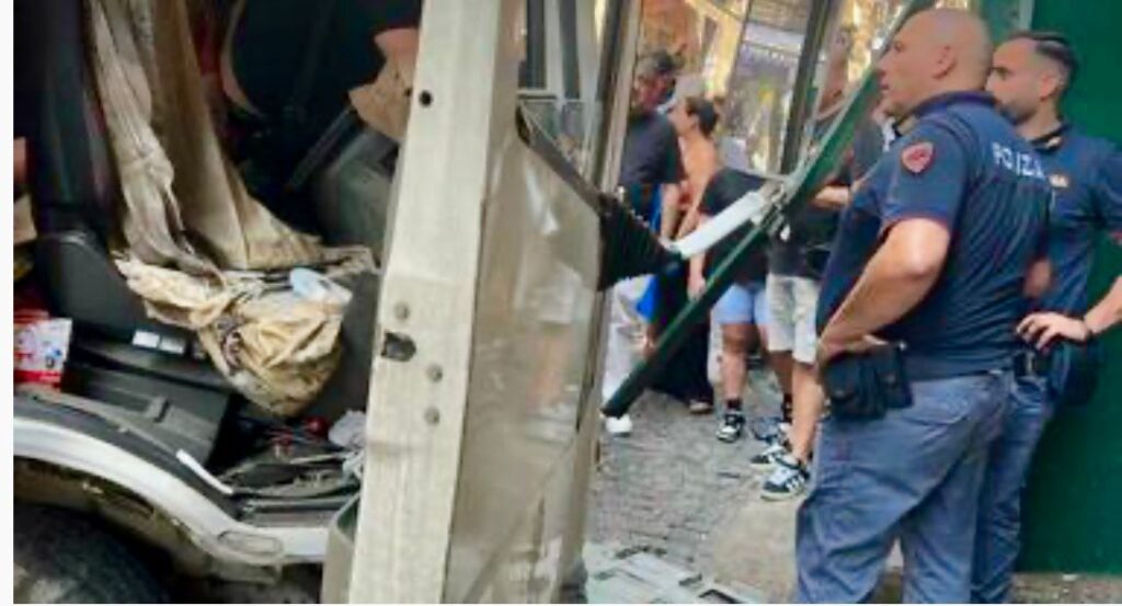 Napoli, camion frigo fuori controllo si schianta contro un muro ai Quartieri Spagnoli: sfiorata la tragedia.(foto)