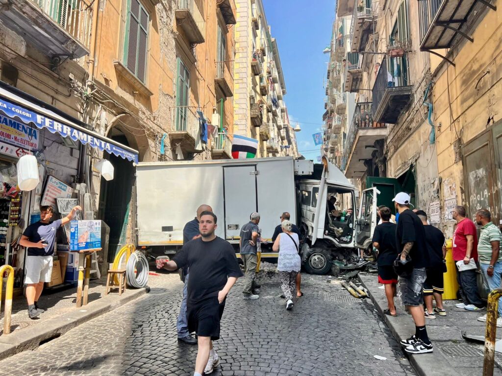 Napoli, camion frigo fuori controllo si schianta contro un muro ai Quartieri Spagnoli: sfiorata la tragedia.(foto)