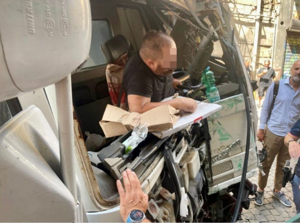 Napoli, camion frigo fuori controllo si schianta contro un muro ai Quartieri Spagnoli: sfiorata la tragedia.(foto)