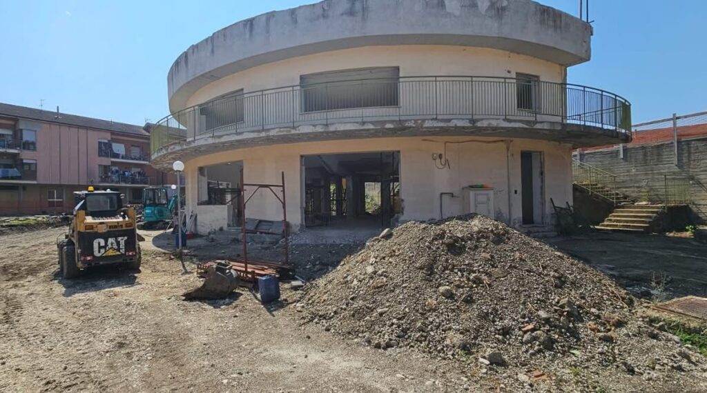 Grottaminarda, prosegue la riqualificazione del Centro Sociale Polivalente in Piazzale Italia (foto)