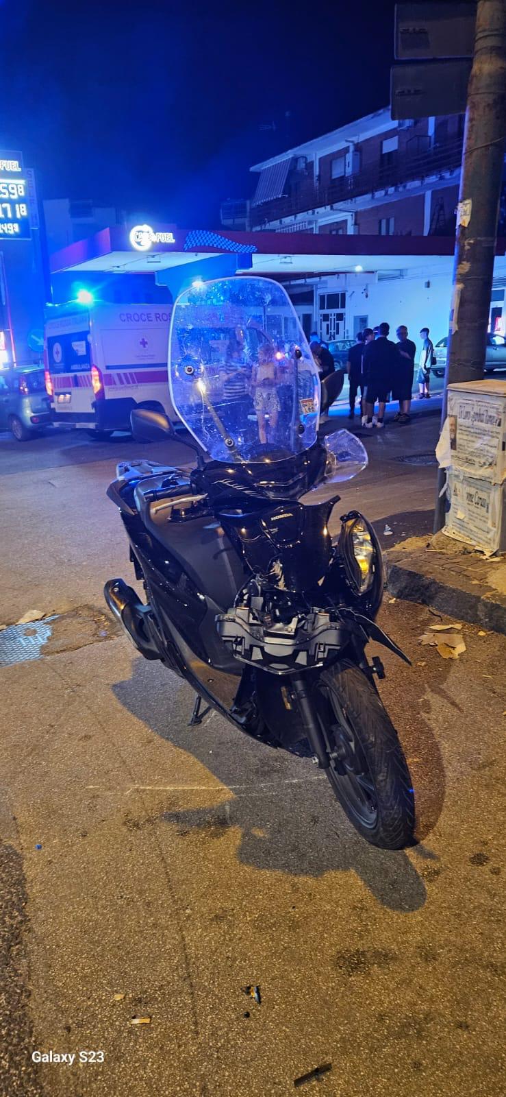 Incidente in serata a Mugnano del Cardinale: coinvolti due scooter e una Yaris blu, nessun ferito.(foto)