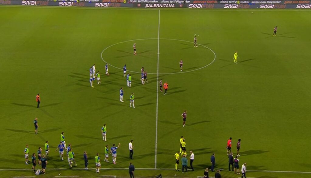 Salernitana–Sampdoria sospesa al 65’: lancio di petardi, fumogeni e sediolini dagli spalti