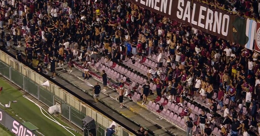 Salernitana–Sampdoria sospesa al 65’: lancio di petardi, fumogeni e sediolini dagli spalti