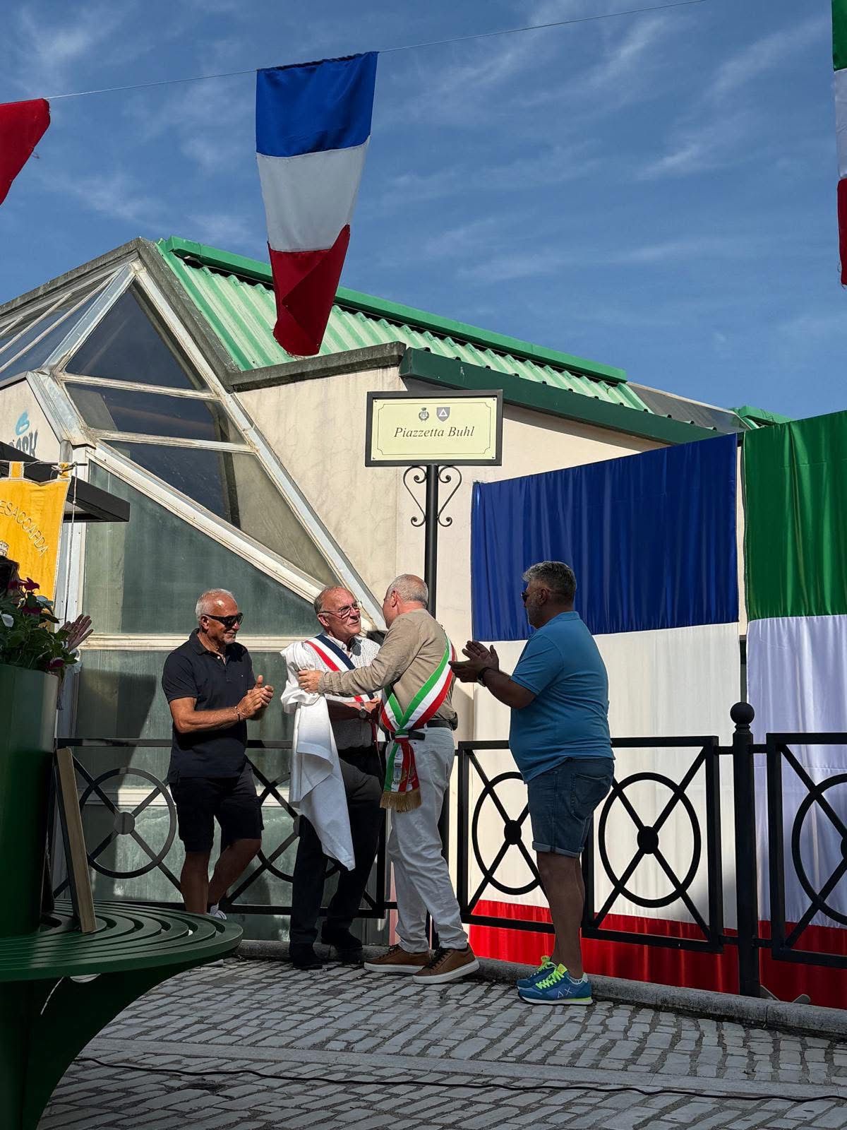 Vallesaccarda e Buhl unite da un simbolo d’amicizia: inaugurata la Piazzetta del Gemellaggio con la Torre Eiffel in miniatura