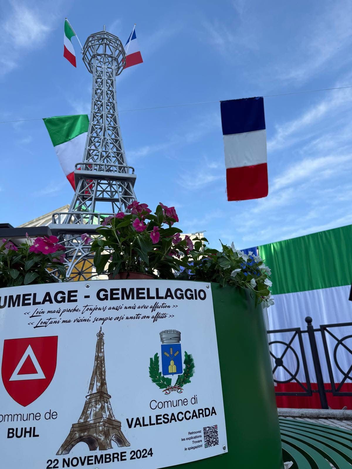 Vallesaccarda e Buhl unite da un simbolo d’amicizia: inaugurata la Piazzetta del Gemellaggio con la Torre Eiffel in miniatura
