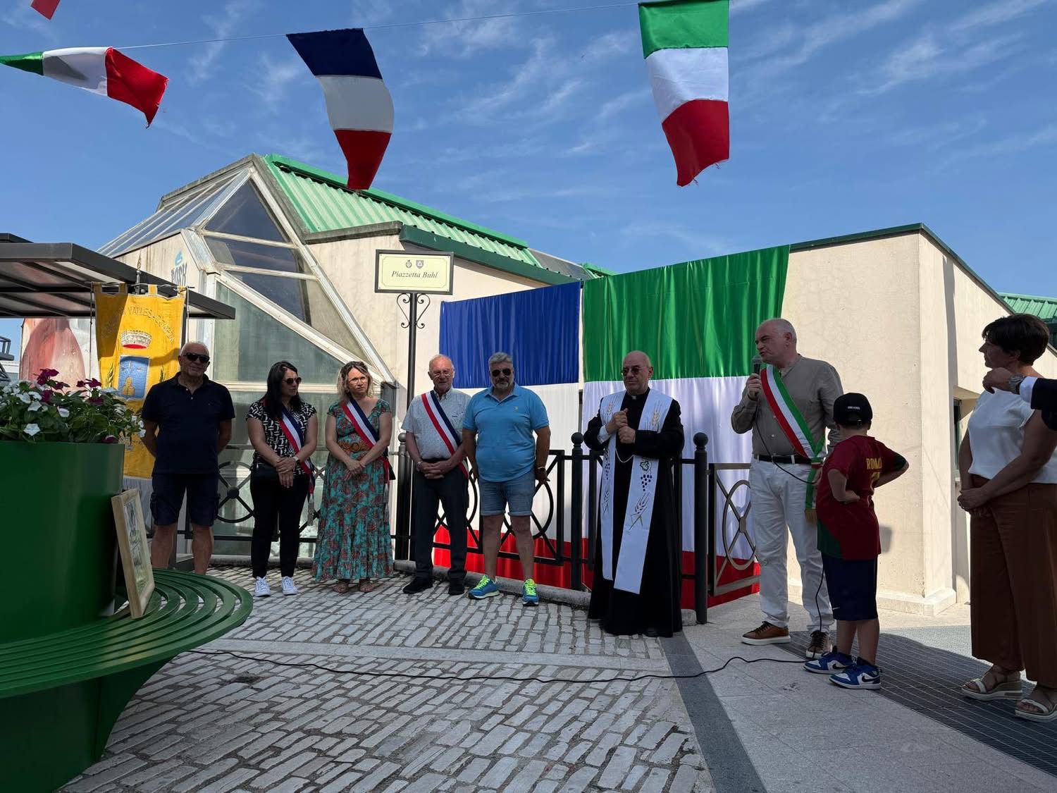 Vallesaccarda e Buhl unite da un simbolo d’amicizia: inaugurata la Piazzetta del Gemellaggio con la Torre Eiffel in miniatura