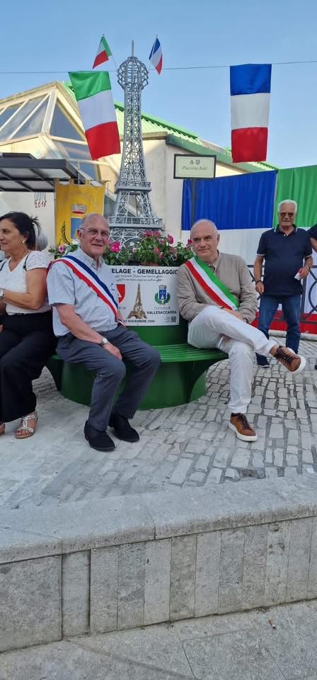 Vallesaccarda e Buhl unite da un simbolo d’amicizia: inaugurata la Piazzetta del Gemellaggio con la Torre Eiffel in miniatura