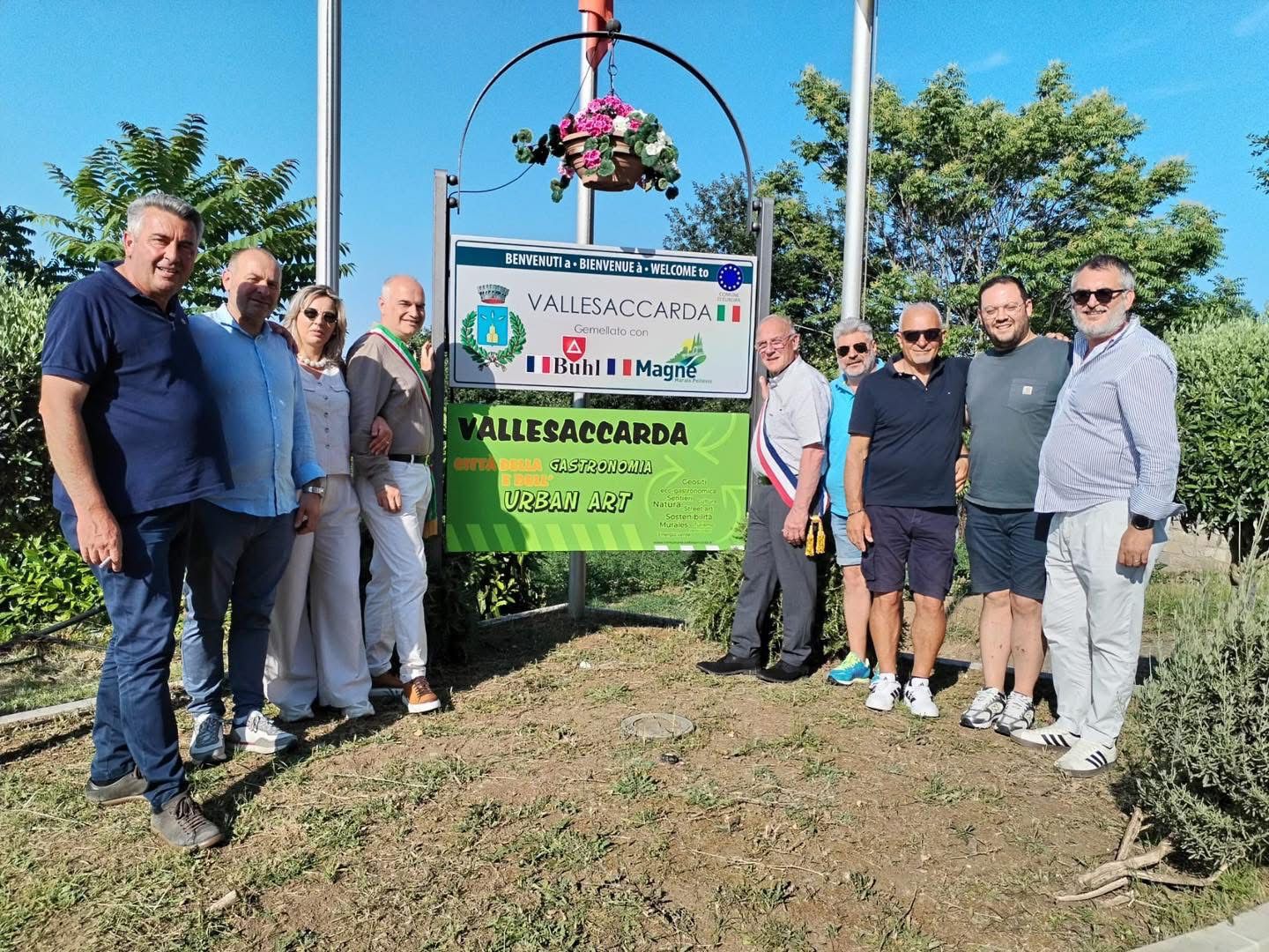 Vallesaccarda e Buhl unite da un simbolo d’amicizia: inaugurata la Piazzetta del Gemellaggio con la Torre Eiffel in miniatura