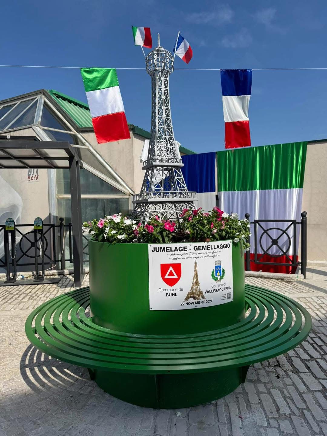 Vallesaccarda e Buhl unite da un simbolo d’amicizia: inaugurata la Piazzetta del Gemellaggio con la Torre Eiffel in miniatura