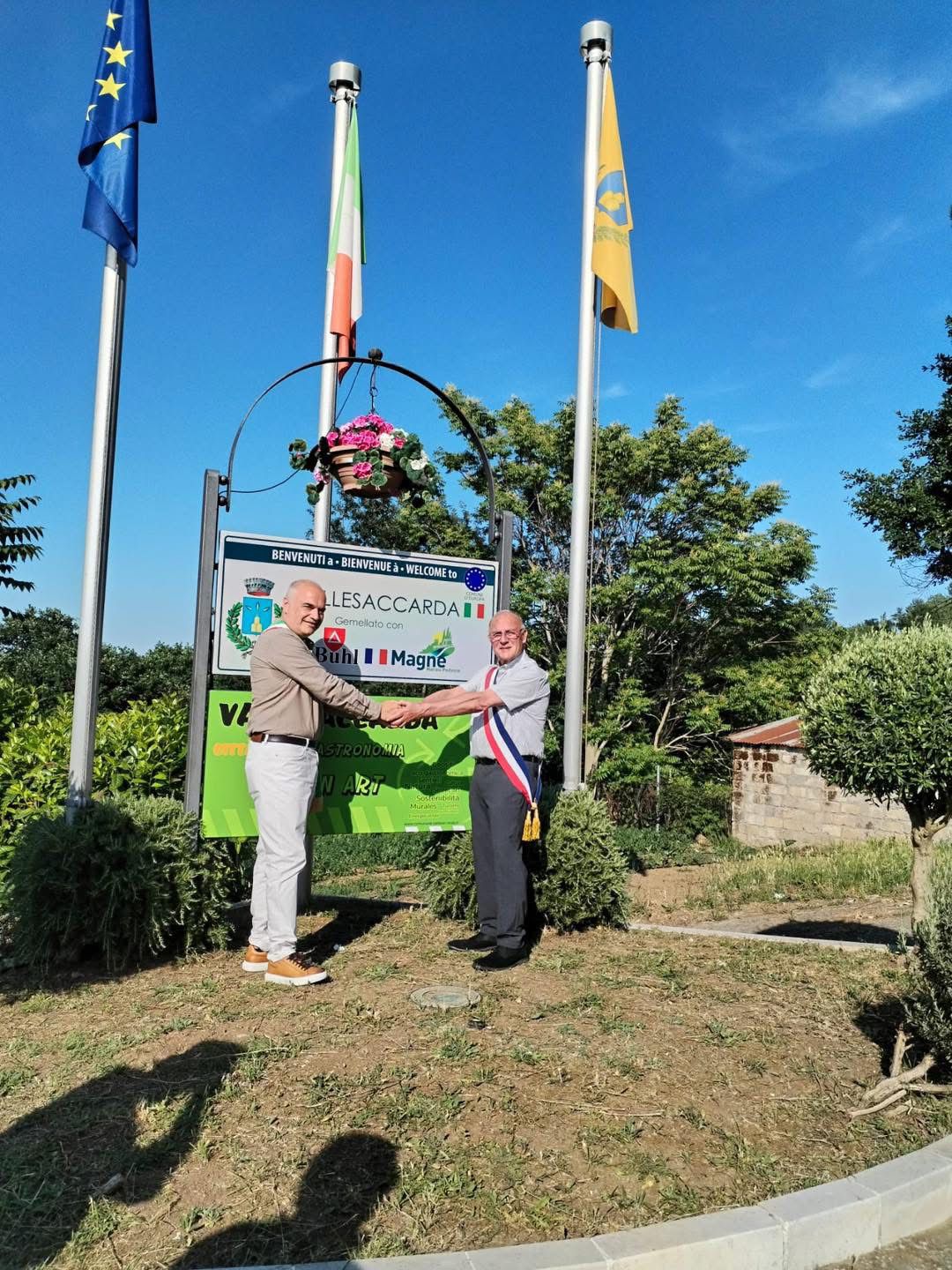 Vallesaccarda e Buhl unite da un simbolo d’amicizia: inaugurata la Piazzetta del Gemellaggio con la Torre Eiffel in miniatura