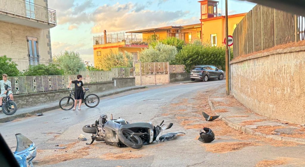 Pollena Trocchia, scontro tra auto e scooter all’incrocio tra via Cavour e via Casaliciello