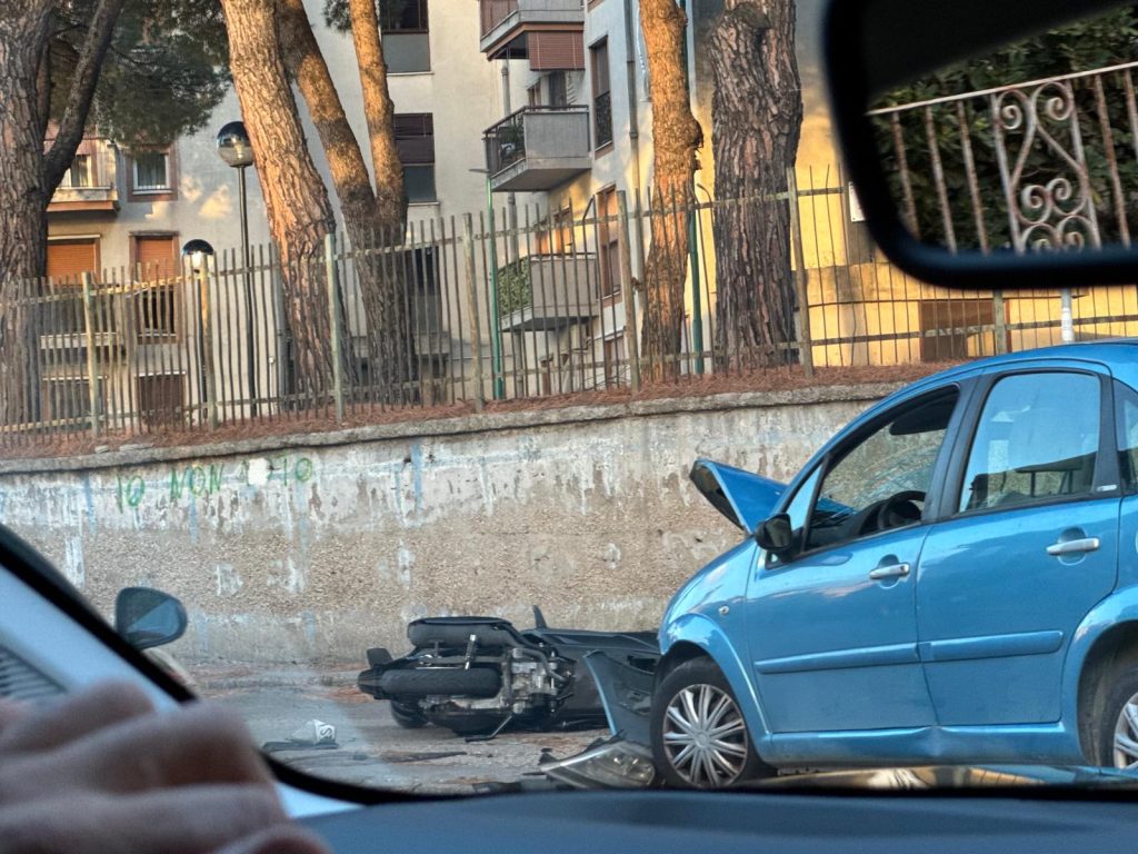 Pollena Trocchia, scontro tra auto e scooter all’incrocio tra via Cavour e via Casaliciello
