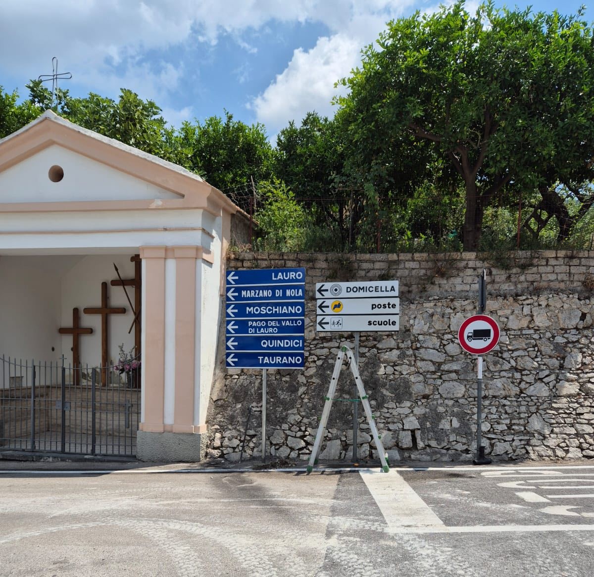 Domicella: nuova segnaletica e contenitori per deiezioni canine installati dall’amministrazione Corbisiero