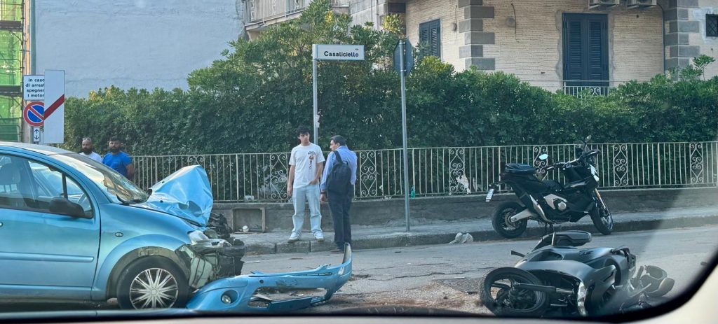 Pollena Trocchia, scontro tra auto e scooter all’incrocio tra via Cavour e via Casaliciello