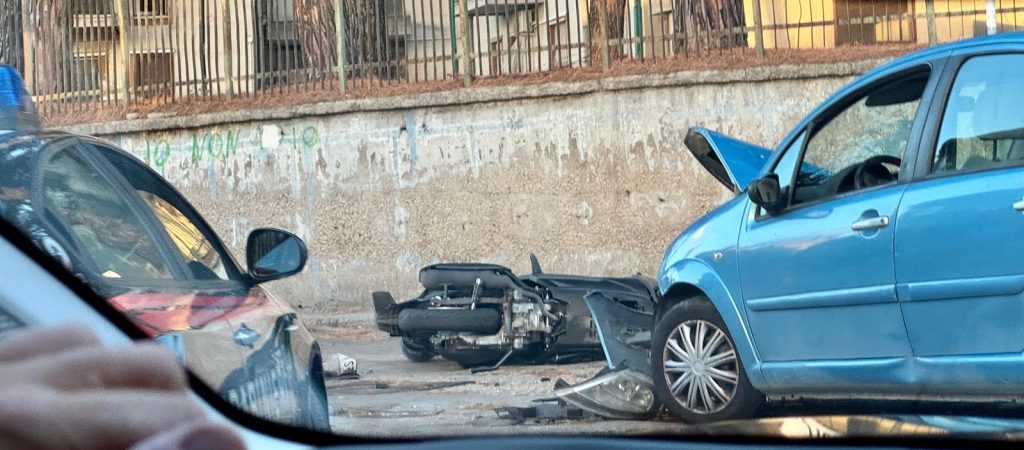 Pollena Trocchia, scontro tra auto e scooter all’incrocio tra via Cavour e via Casaliciello