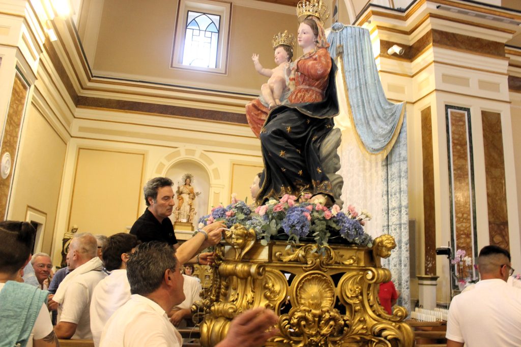 Dove fiorisce la fede: dal 1940, la devozione della famiglia Tedeschi a Maria Santissima delle Grazie