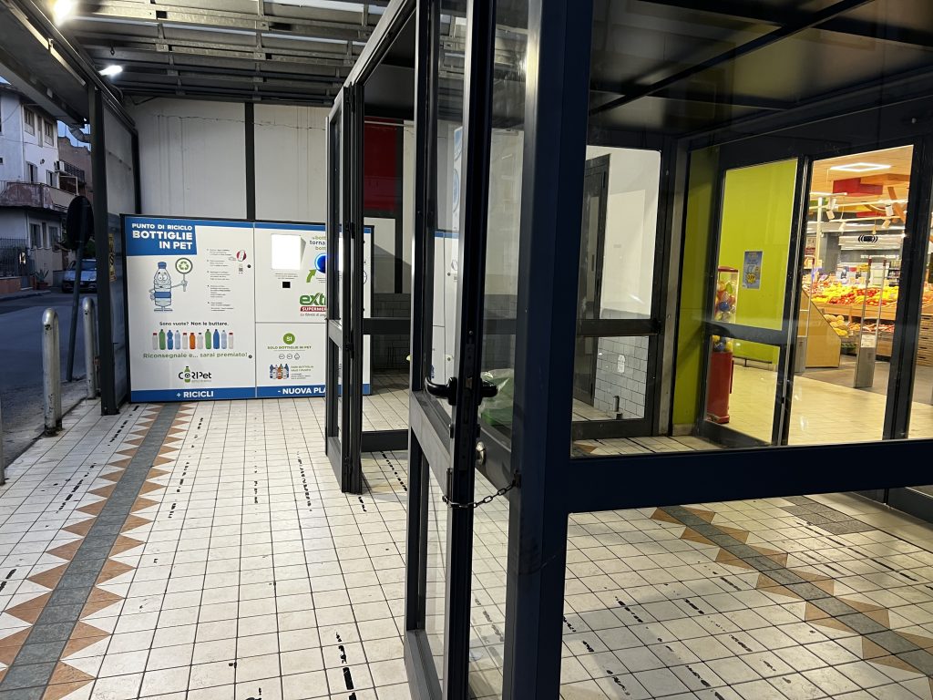 Baiano, installato il “mangiaplastica” presso Extra Supermercati: ricicla bottiglie PET e ricevi premi