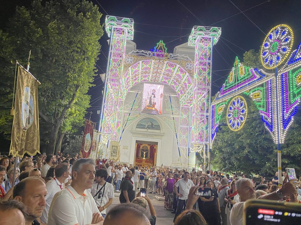 Sperone in festa per Sant’Elia: folla di fedeli alla tradizionale processione. Video e Foto