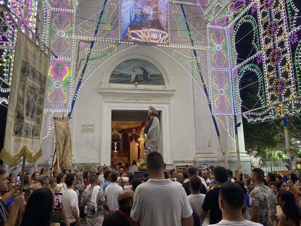 Sperone in festa per Sant’Elia: folla di fedeli alla tradizionale processione. Video e Foto