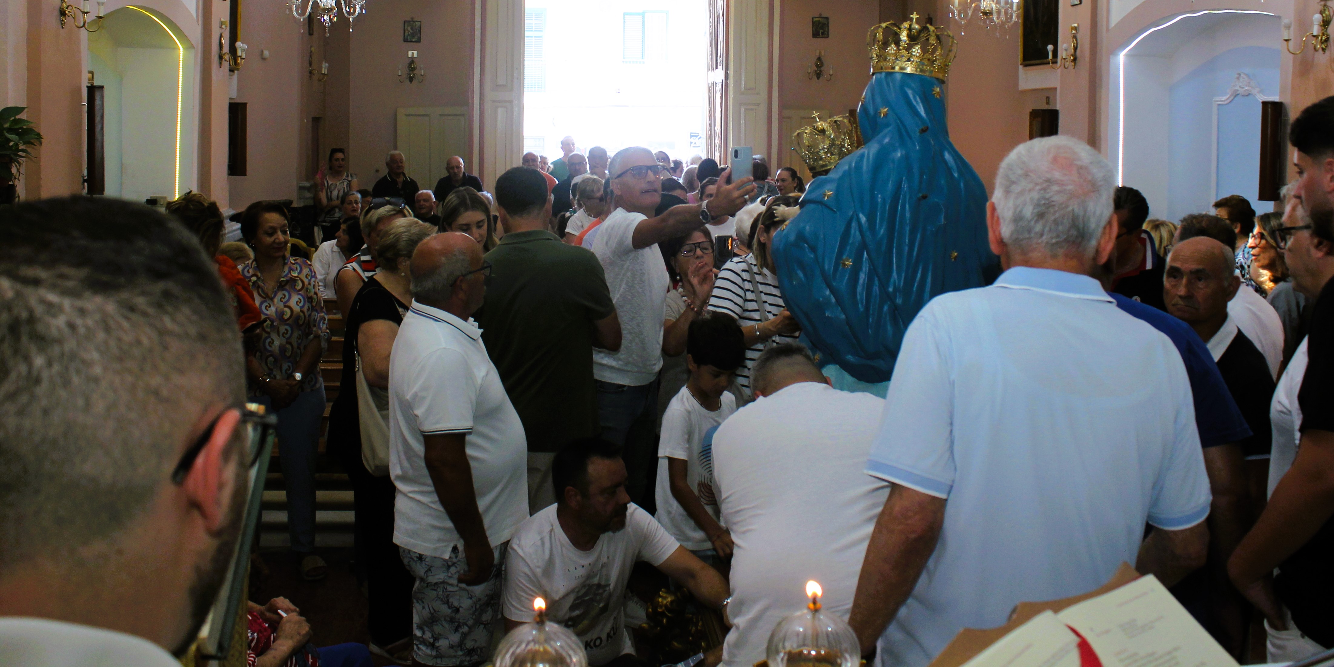 Maria Santissima del Carmelo: la Madre che scende tra il suo popolo