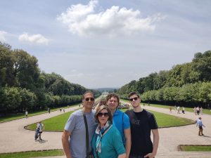 100 DI QUESTI GIORNI. Sperone festeggia i 50 anni di Grazia Pragliola: Sei il nostro posto felice