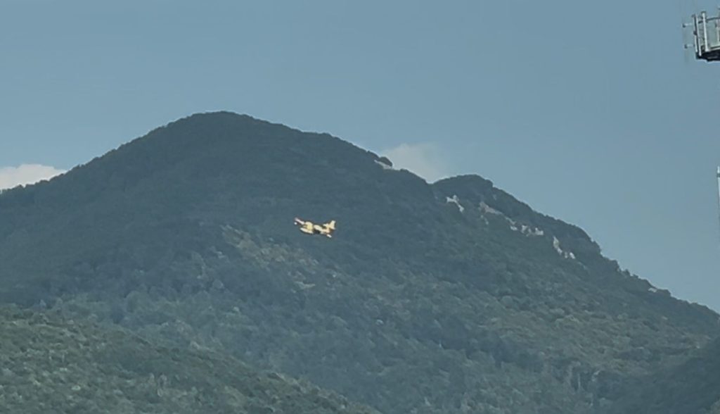 Incendio sui monti del Baianese: fiamme a Mugnano del Cardinale, in azione anche un Canadair